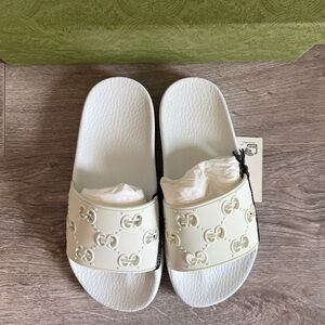 BRAND NEW Gucci White Embossed GG Slide Sandals
